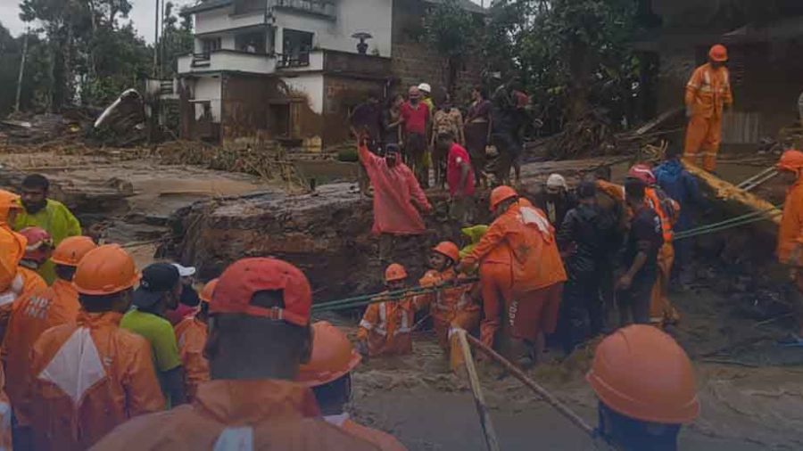Inde: des glissements de terrain font une centaine de morts et de nombreux blessés