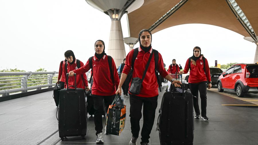 Iran: l'équipe féminine de foot célébrée à Téhéran après son retour d'Australie