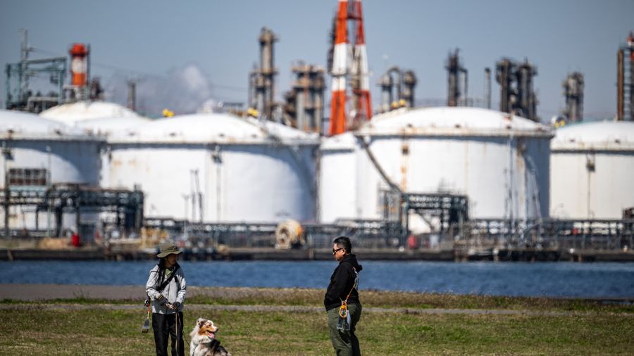 Le pétrole s'installe à 100 dollars, les marchés suspendus à la guerre au Moyen-Orient