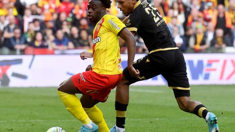 Lens remporte le derby du Nord et enfonce Lille