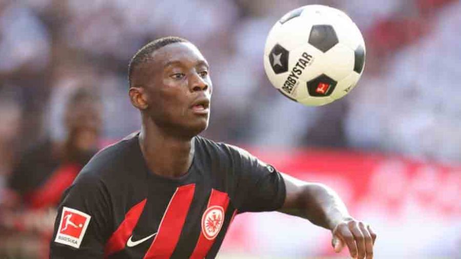 Foot: Paris s'offre Kolo Muani sur le fil