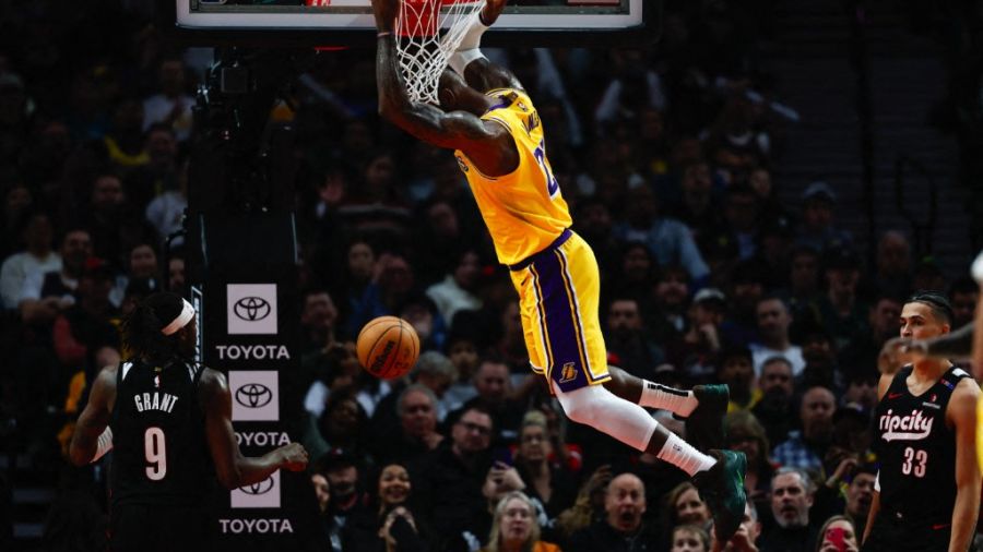 NBA: les Lakers brillent grâce à James et Reaves, les Spurs gagnent sans Wembanyama