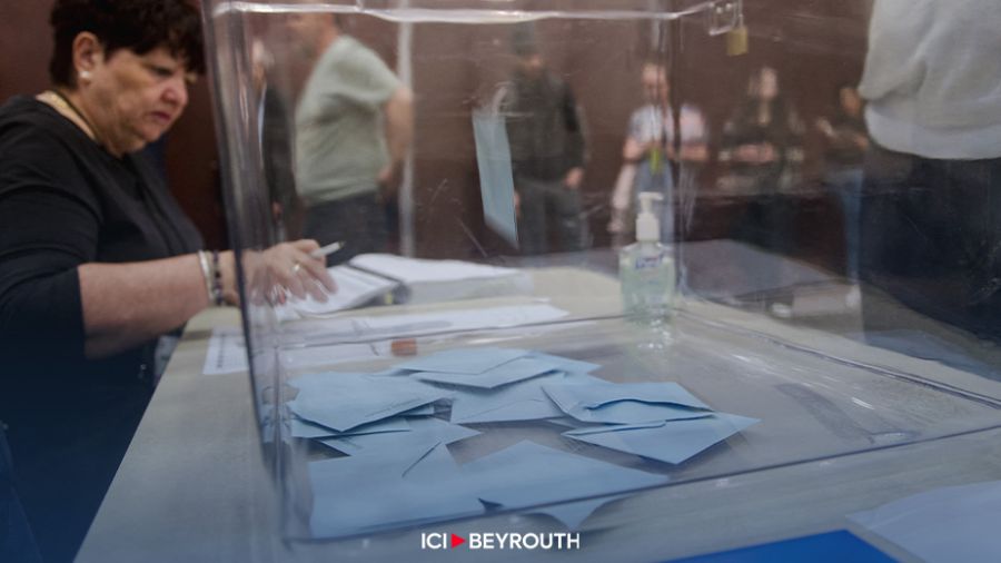 Législatives en France: début d'un second tour historique