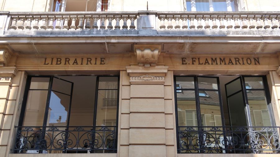 Flammarion défend le livre papier face à l’ère numérique