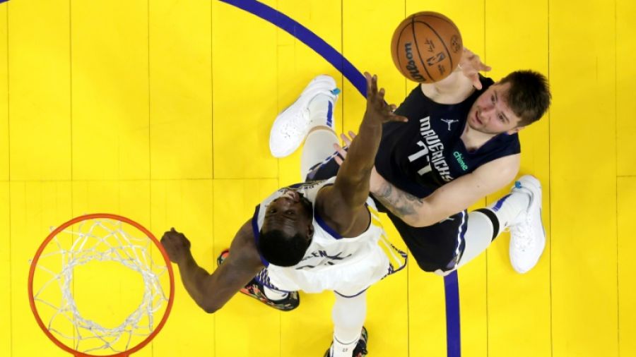 Les Warriors renversent les Mavs et doublent la mise