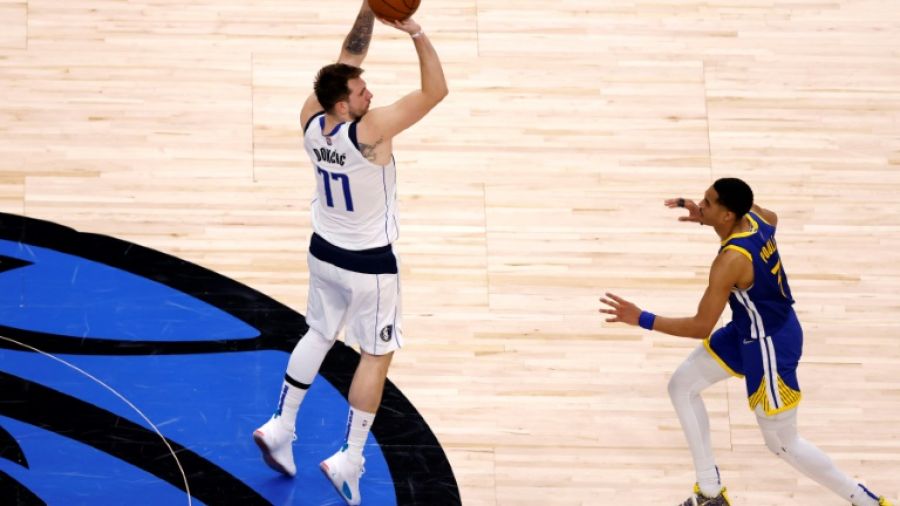 Dallas sauvé des eaux, réduit l'écart contre Golden State