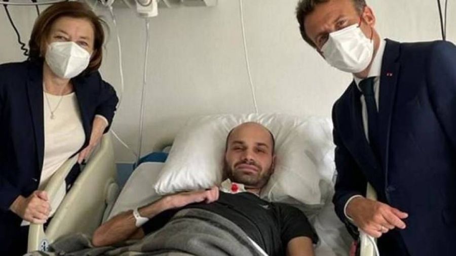 Macron et Parly visitent un soldat hospitalisé à Paris