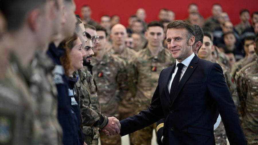 Macron appelle à faire plus en matière de défense, envoie plus de militaires au Groenland