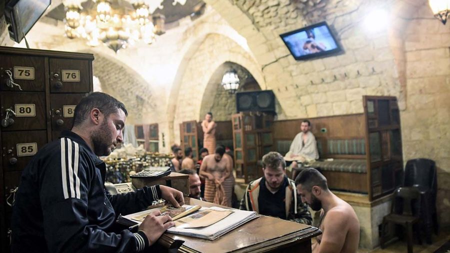 Syrie: privés d'eau chaude chez eux, des Alépins optent pour le hammam