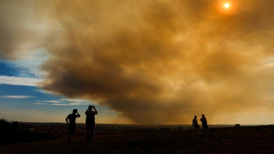 Espagne: un gigantesque nuage de fumée issu d'un feu de forêt étouffe Madrid