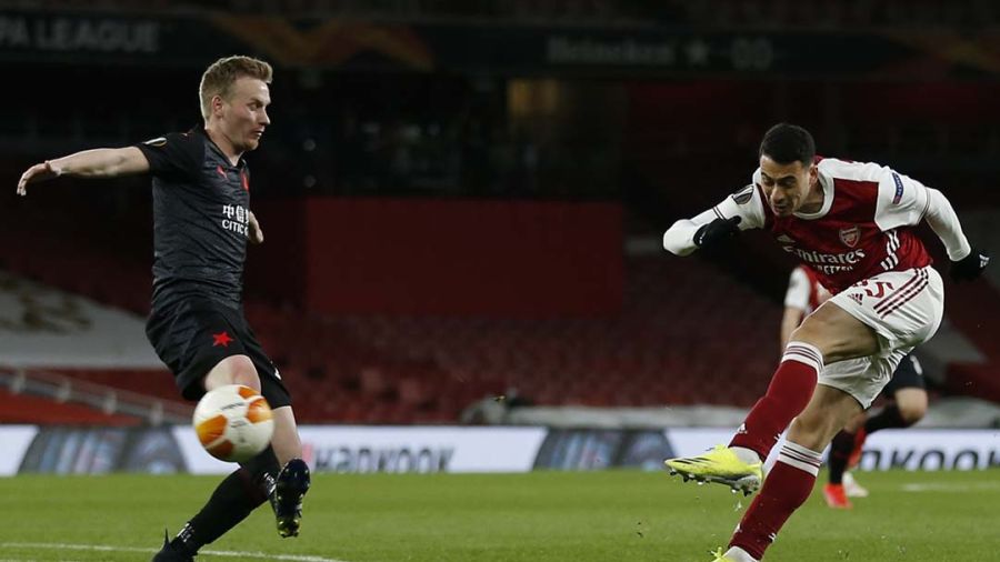 Arsenal talonne Chelsea, Leeds relégable