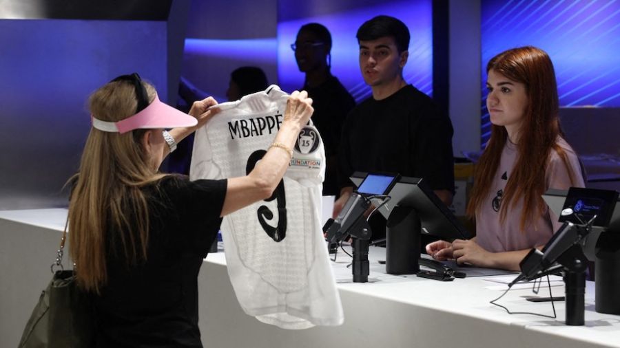 Mbappé fait ses premiers pas au stade Bernabeu, pour une présentation à guichets fermés