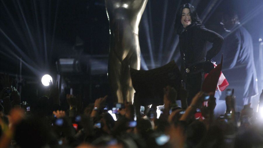 La chaussette brodée de cristaux de Michael Jackson adjugée 6.200 € aux enchères