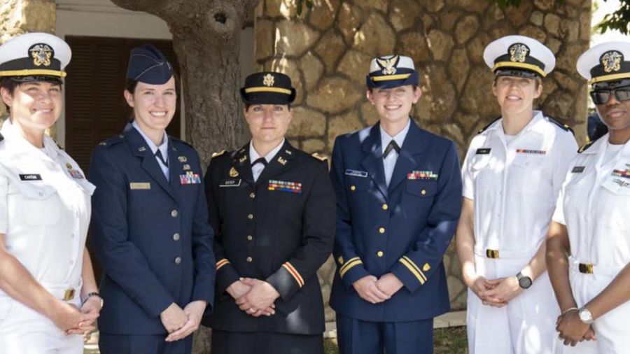Des militaires américaines soutiennent les femmes-officiers libanaises diplômées lundi