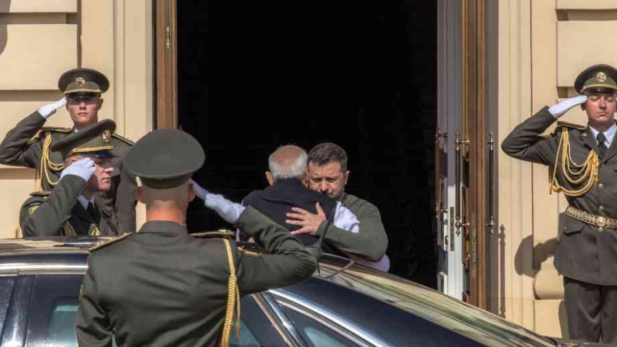 En visite en Ukraine, Modi se dit «résolument favorable à la paix»