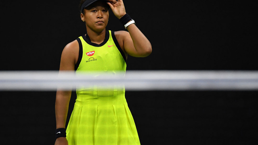 Naomi Osaka rend le trophée
