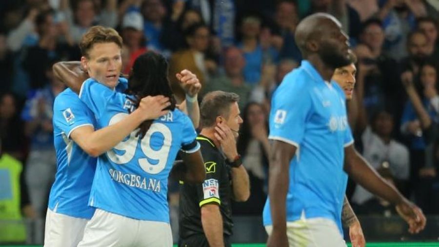 Naples passe en tête, l'Inter craque encore
