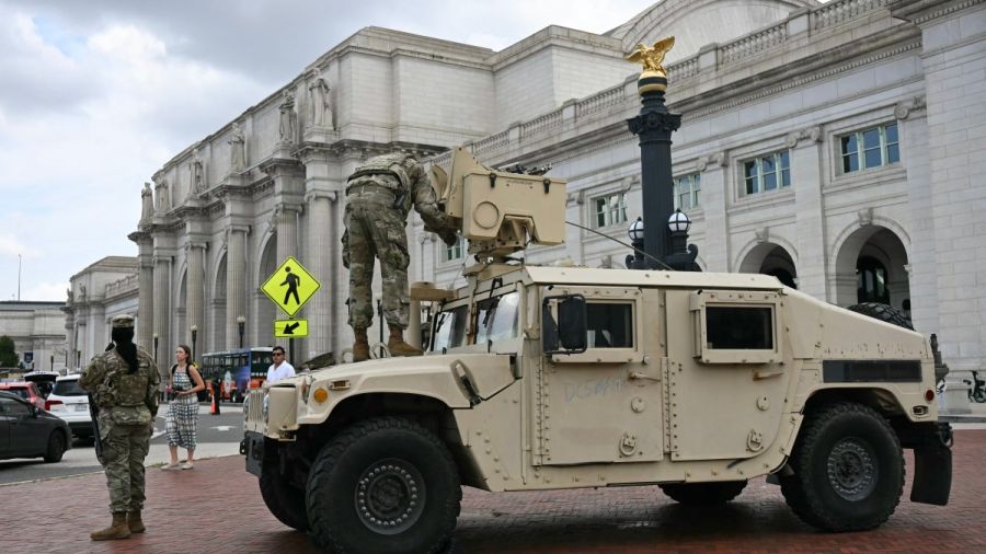Les 800 gardes nationaux de Trump sont déployés à Washington pour «nettoyer» la ville