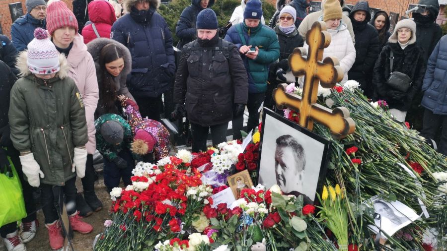 Russie: malgré le risque, des centaines de personnes sur la tombe de Navalny, un an après sa mort
