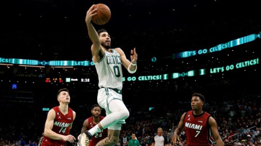 NBA: Les Celtics et les Suns cartonnent