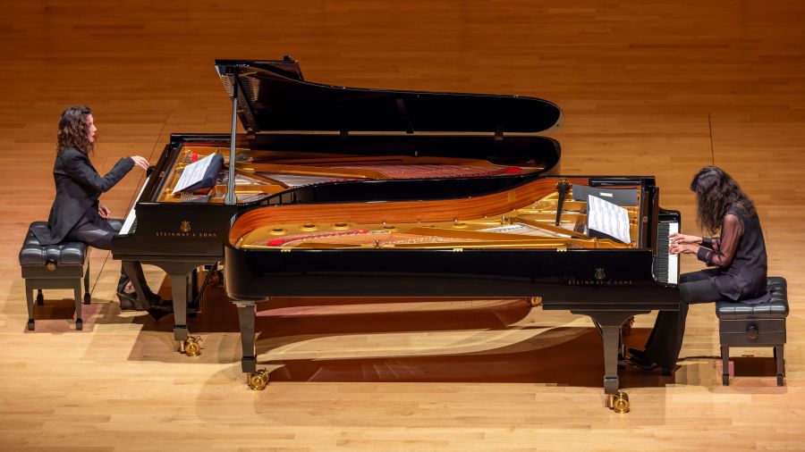 Un duo, deux pianos, mille émotions: les sœurs Labèque envoûtent Abu Dhabi