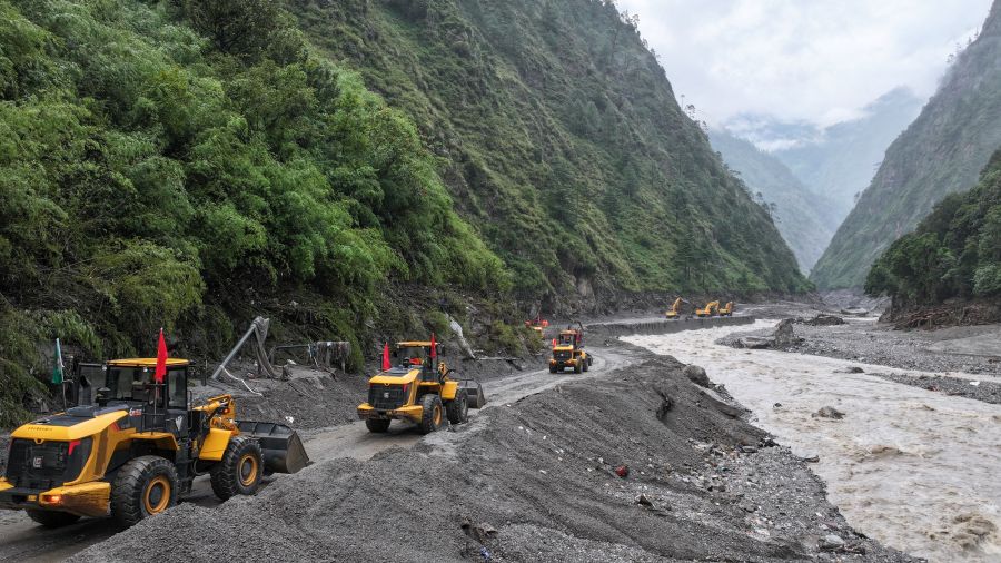 Crue dans l'Himalaya : près de 2.500 personnes portées disparues, les secours à pied d'oeuvre