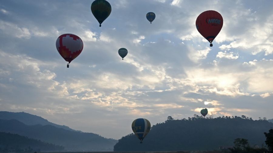 Festival de montgolfières éblouissant dans le ciel du Népal 