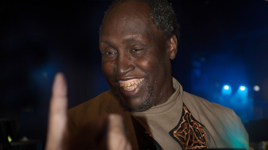 Ngugi wa Thiong'o est mort: voix libre, plume kikuyu, conscience d’un peuple