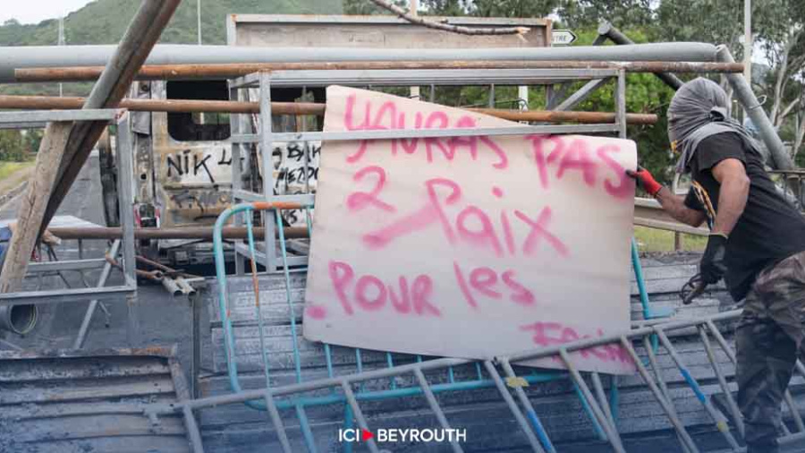 Macron part pour la Nouvelle-Calédonie séance tenante, et reprend la main