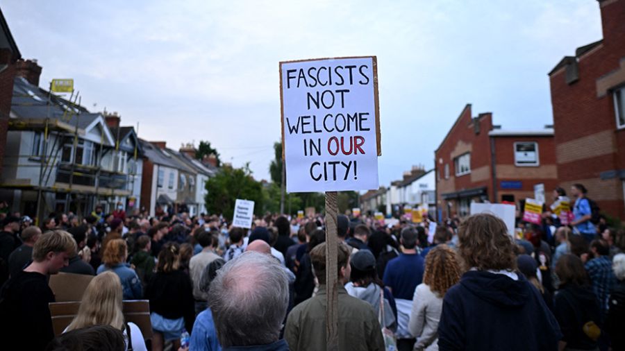«Stop à l'extrême droite»: manifestations massives contre les émeutes au Royaume-Uni