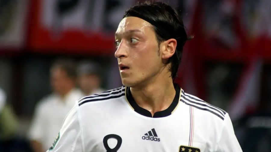 Foot: Mesut Özil tire sa révérence