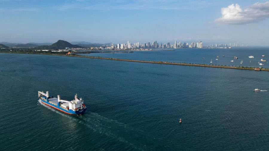 Les États-Unis  affirment être dispensés de péage par le Canal de Panama, qui dément