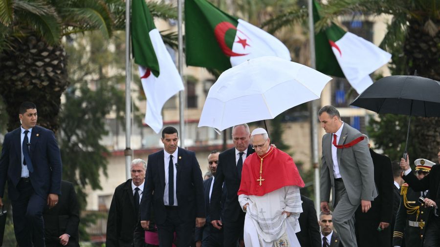 Au début d’une visite historique en Algérie, Léon XIV appelle au «pardon»