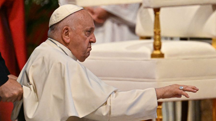 Le pape de nouveau hospitalisé après une infection