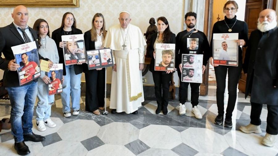 Le pape François accueille des familles d’otages israéliens
