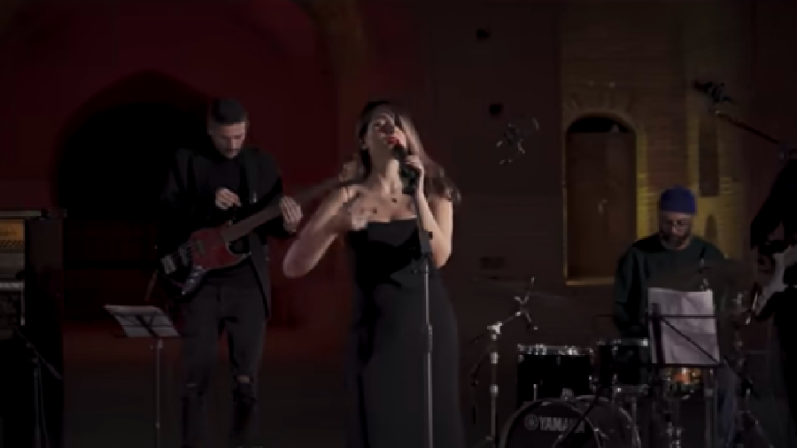 Concert sans voile: la chanteuse iranienne Parastoo Ahmadi arrêtée 