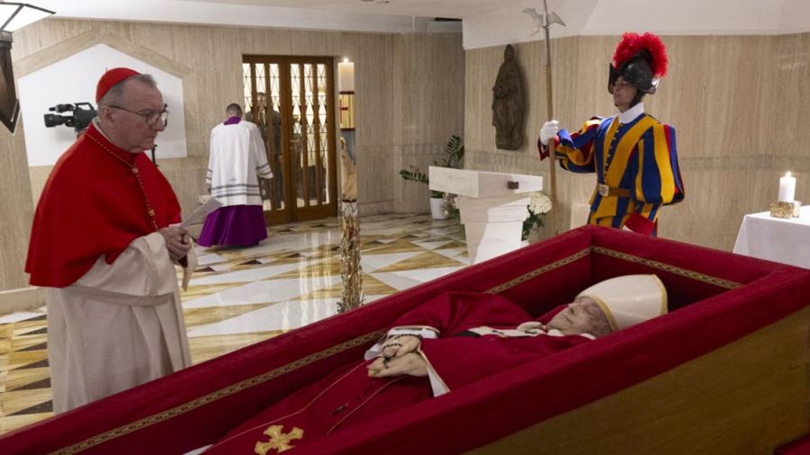 Le corps du pape embaumé et maquillé avant d'être exposé à Saint-Pierre