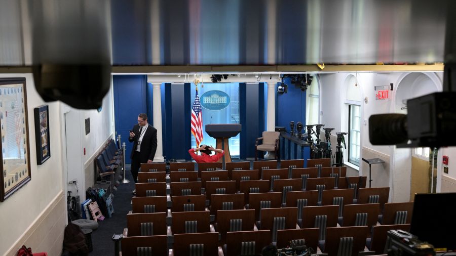Les médias CNN, MS NOW et Politico poursuivent l'administration Trump après leur exclusion de la Maison Blanche