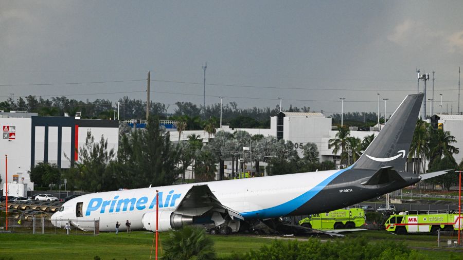 Un avion-cargo d'Amazon sort de piste à son atterrissage à Miami, cinq morts