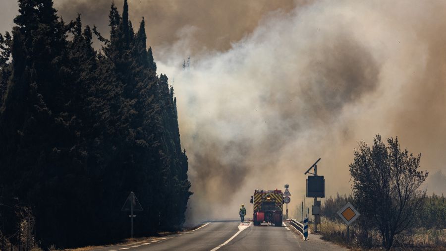 L'incendie des Pyrénées-Orientales n'a pas progressé depuis lundi soir, 12.000 évacués