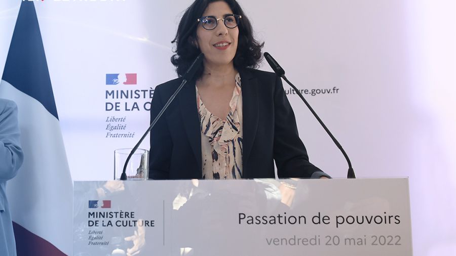 La femme qui chuchote à l’oreille de Macron