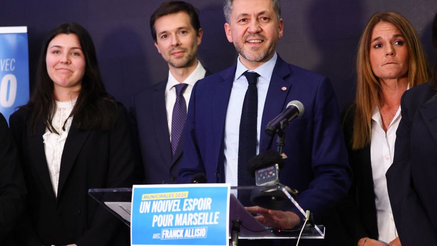 Municipales en France: percée de la gauche radicale, l'extrême droite s'installe