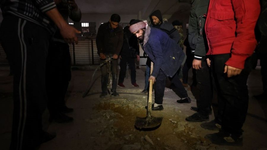 À Saydnaya, des secouristes turcs recherchent d'éventuels cachots souterrains