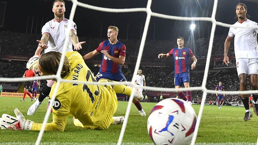 Le Barça arrache la victoire contre Séville sur un but contre son camp de Ramos