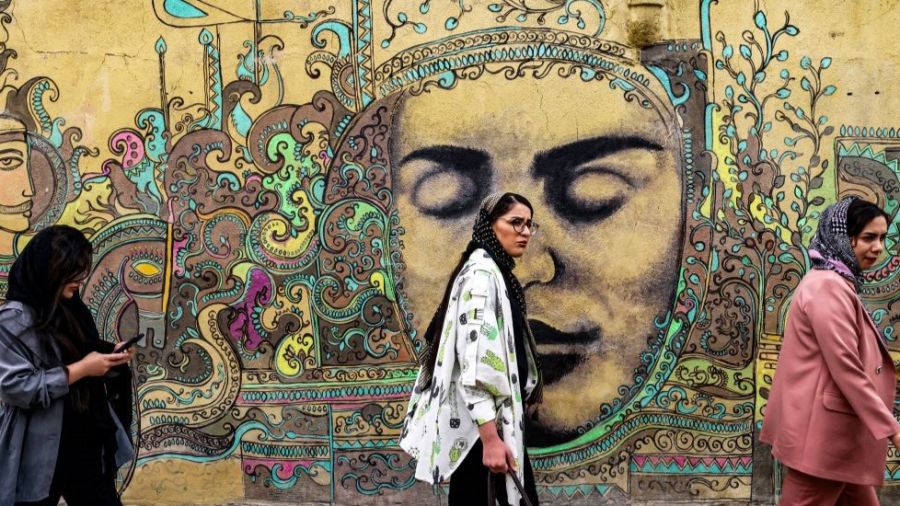 Adel Yazdi, l'artiste qui métamorphose les ruelles oubliées de Chiraz