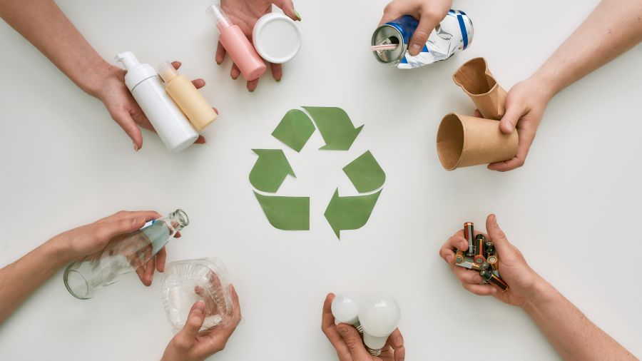 La pollution aux microplastiques bien plus élevée dans les boissons en bouteilles de verre, selon une étude