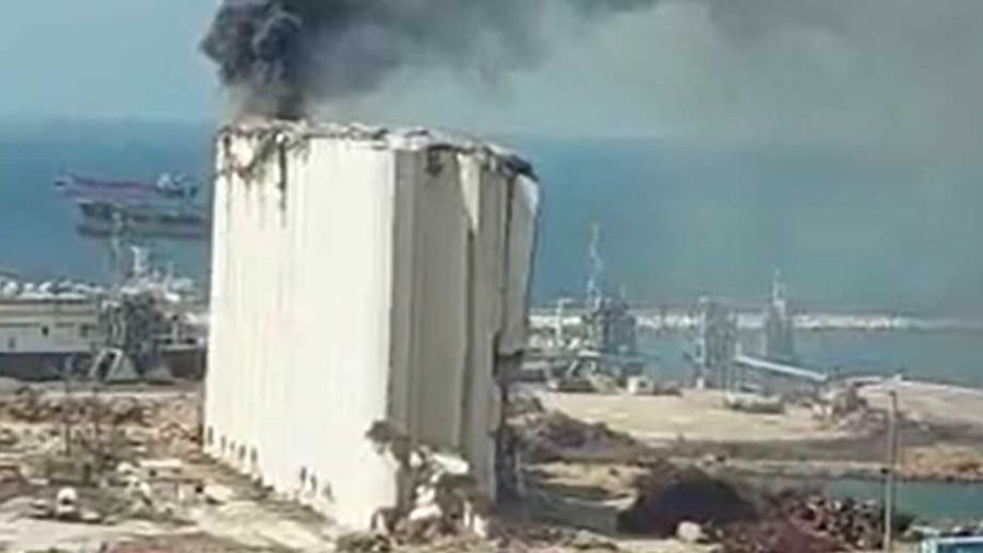 Le feu a repris au pied des silos de Beyrouth
