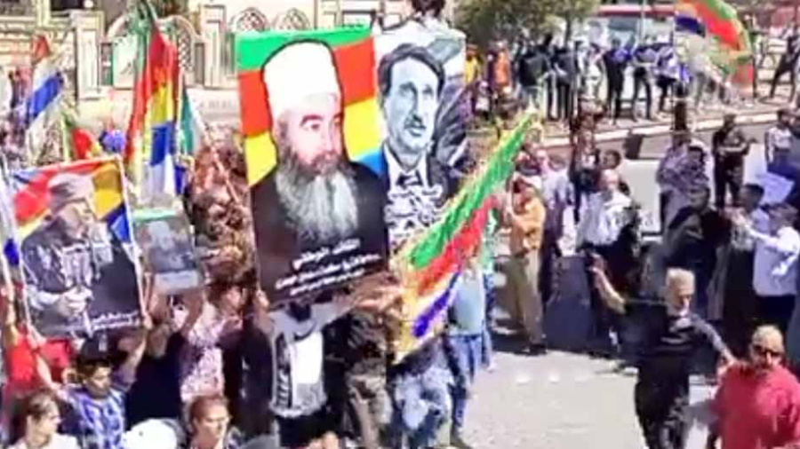 Le portrait de Kamal Joumblatt en tête d’une manifestation à Soueida