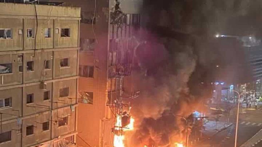 Cinq blessés à Tel Aviv après une salve de roquettes tirées par le Hezbollah   