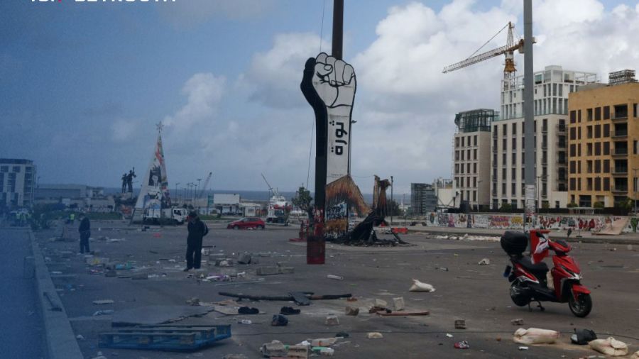 Le poing de la Révolution incendié